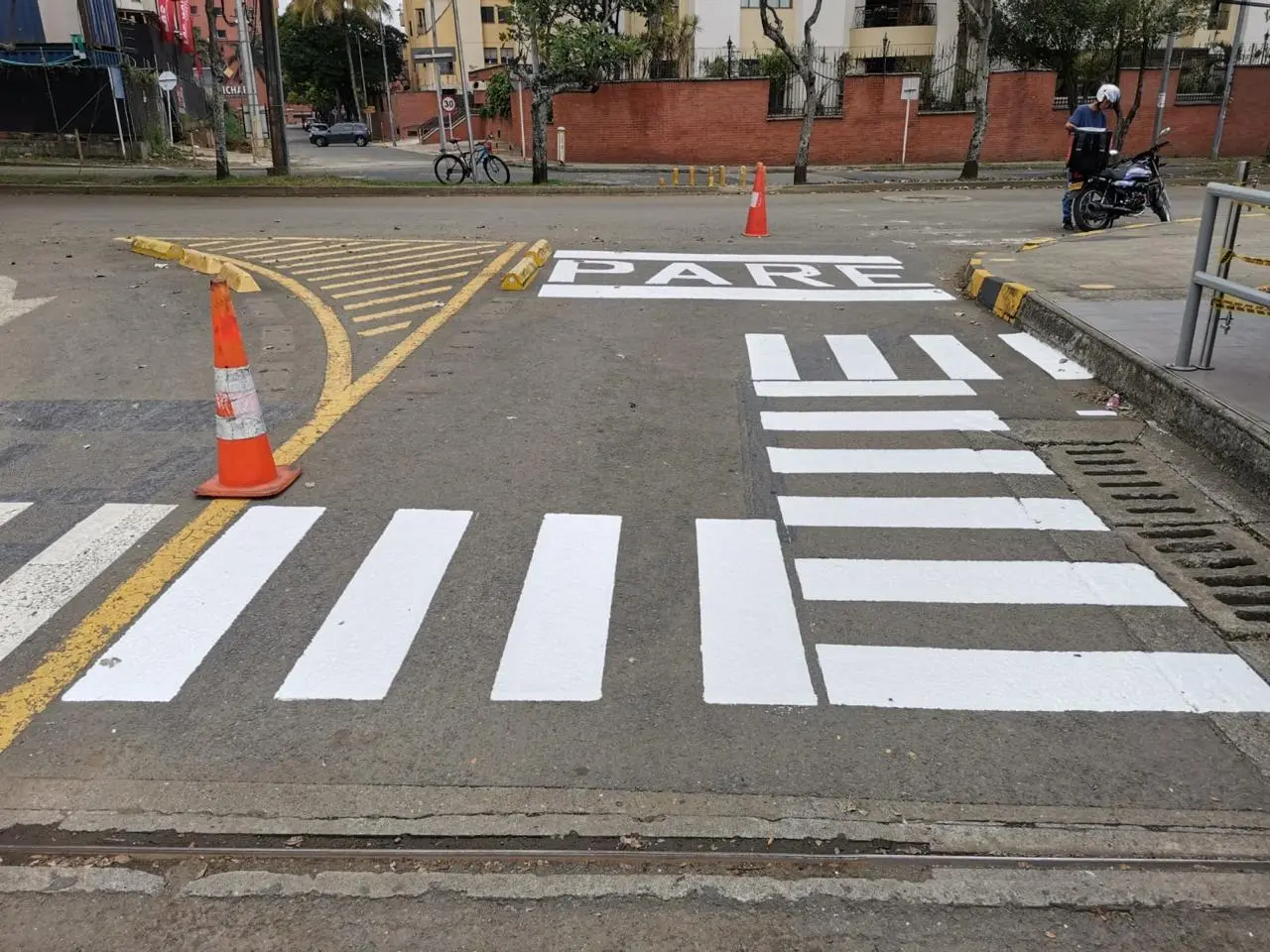 Demarcación de señalización horizontal en vía