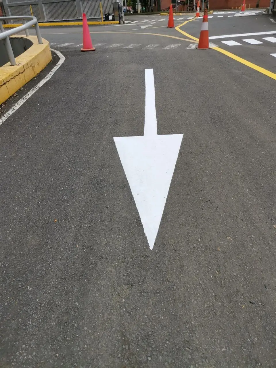 Demarcación de señalización horizontal en vía