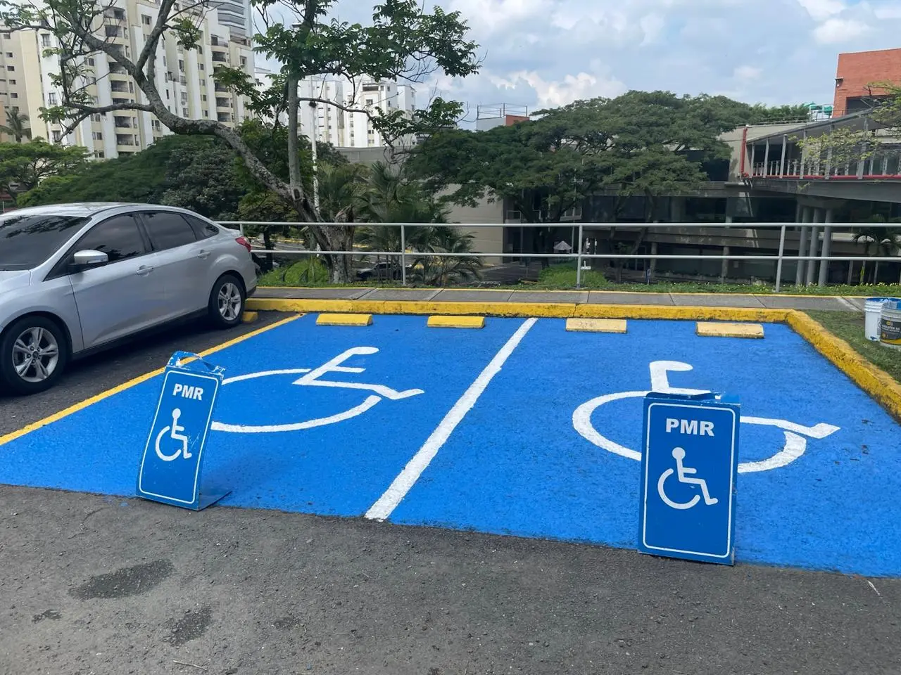 Demarcación de señalización horizontal en vía