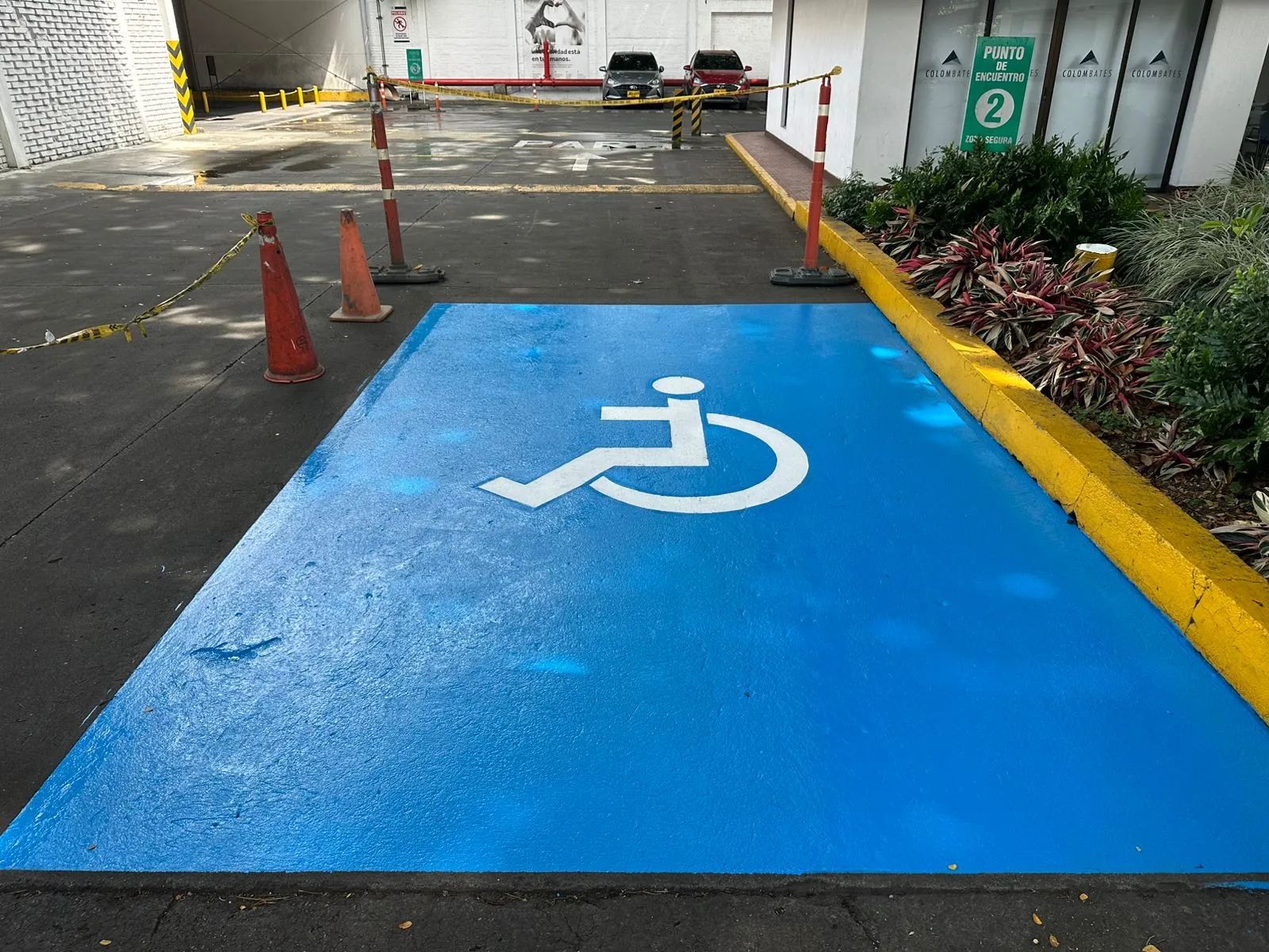Demarcación de señalización horizontal en vía