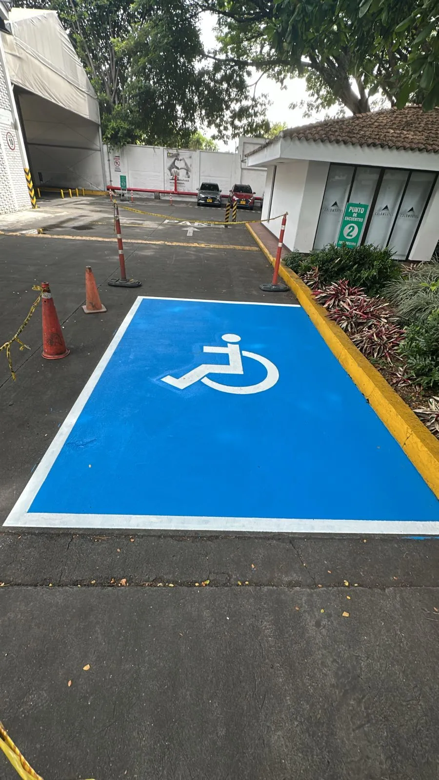 Demarcación de señalización horizontal en vía