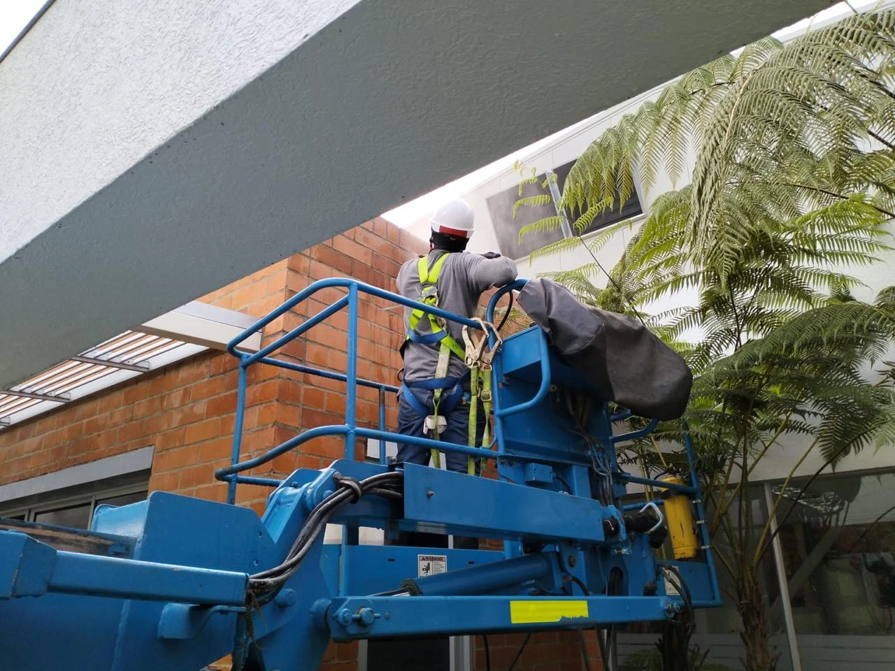 Acabado arquitectónico de fachada con pintura base agua