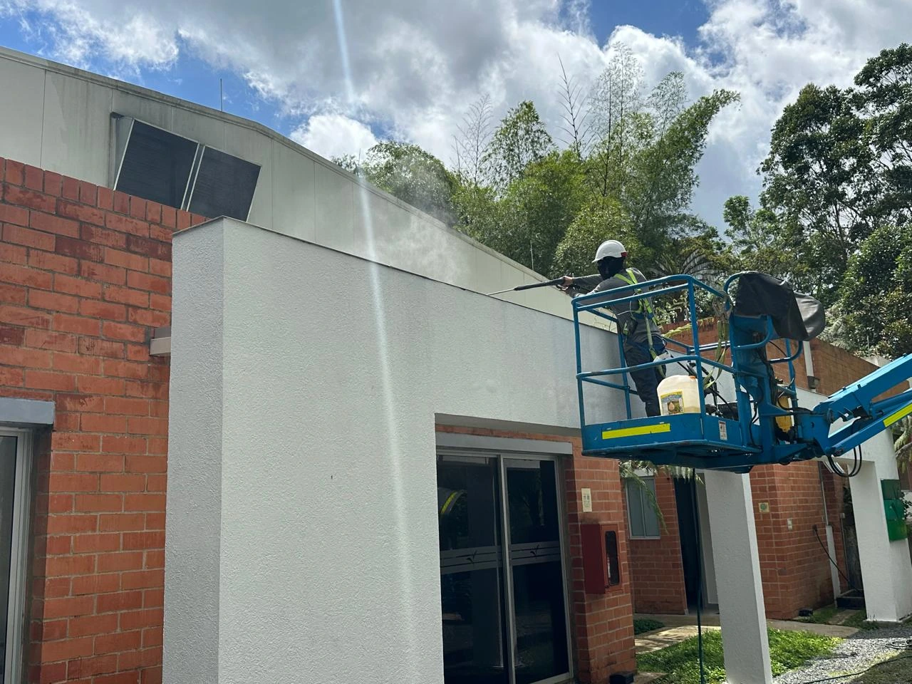 Acabado arquitectónico de fachada con pintura base agua